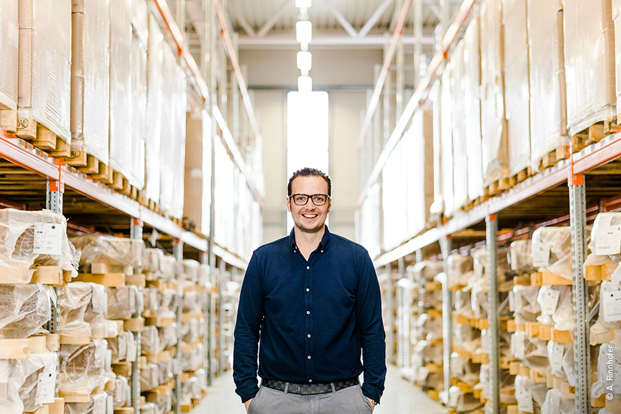 Andreas Rinnhofer steht in einer Lagerhalle.