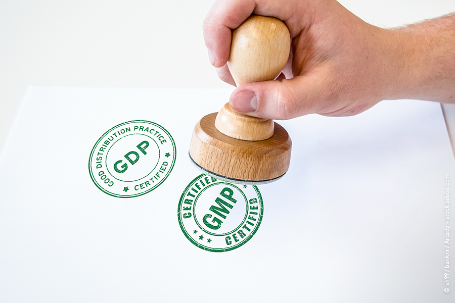 Das Bild zeigt einen Stempel mit dem Logo des GMP- und GDP-Siegel für gute Herstellungspraxis und Distribution