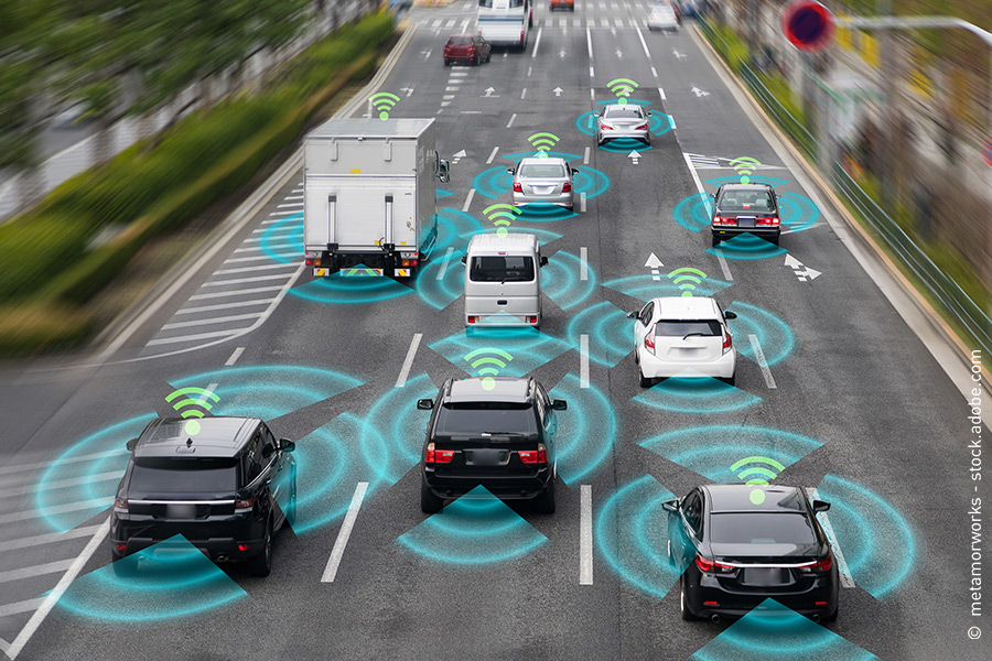 Autonome PKW, Transporter und LKW bewegen sich im Straßenverkehr.