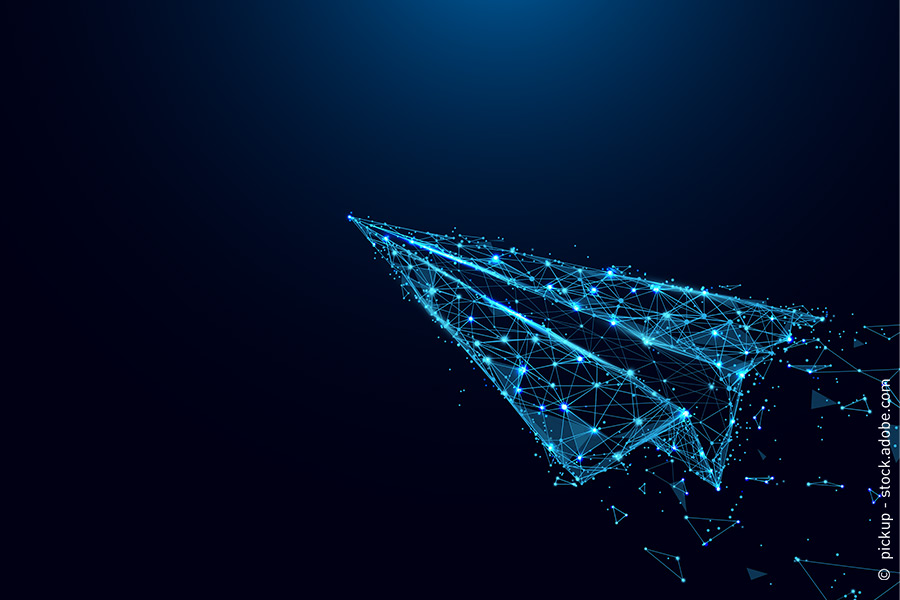 Digitaler Papierflieger vor blauem Hintergrund