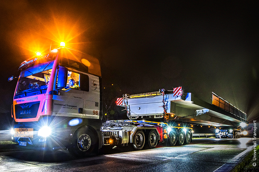 Schwertransport mit Brückenteil wird nachts von Universal Transport durchgeführt