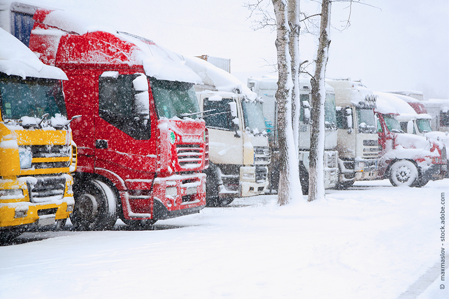 Schneelasten und Eisplatten auf LKW-Dächern sorgen für Gefahren