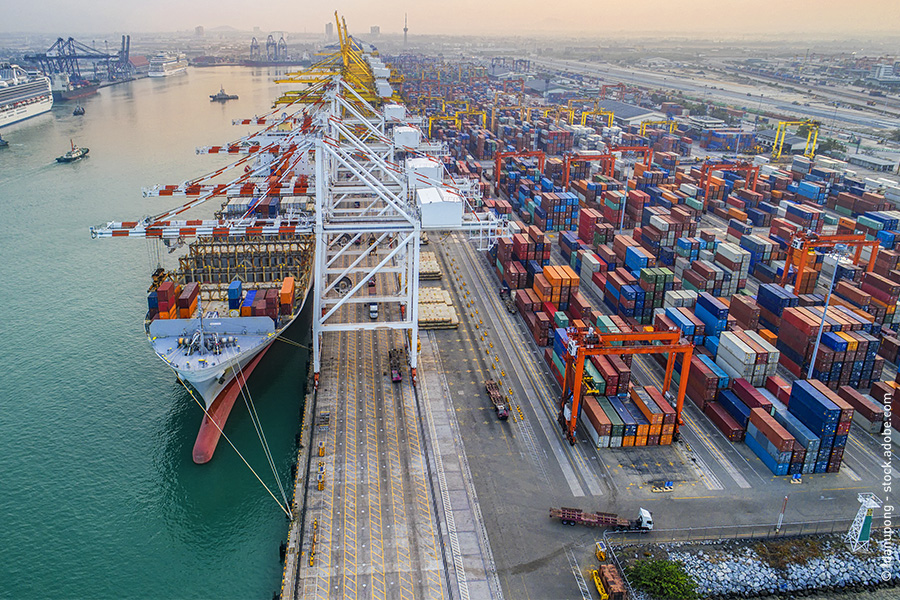Container und Schiffe im Hafen