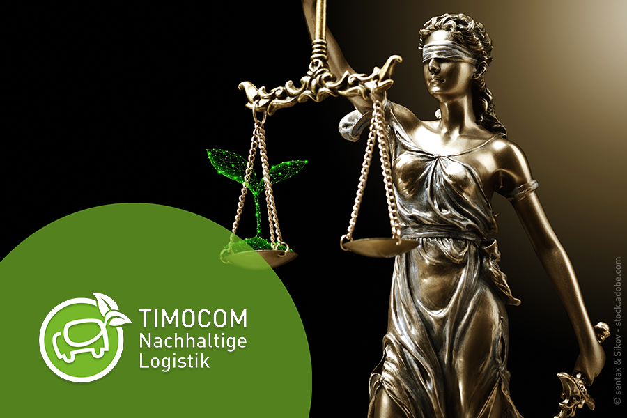 Das Bild zeigt eine Statue von Justitia. Sie trägt eine Waage. In der schwereren Waagschale steht ein grüner Baum. Es symbolisie