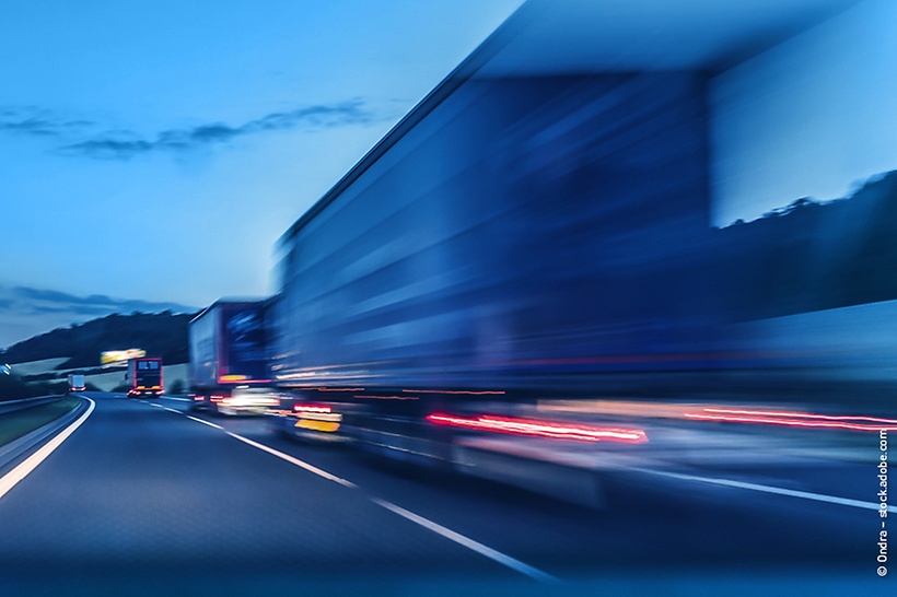 das-bild-zeigt-mehrere-lkw-auf-der-linken-spur-einer-autobahn-sie-sind-verwischt-dargestellt-was-ihre-hohe-geschwindigkeit-verdeutlicht-