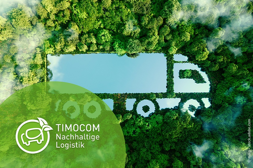das-bild-zeigt-einen-lkw-förmigen-see-in-dem-sich-ein-leicht-bewölkter-himmel-spiegelt-umgeben-von-dichtem-grünem-wald-