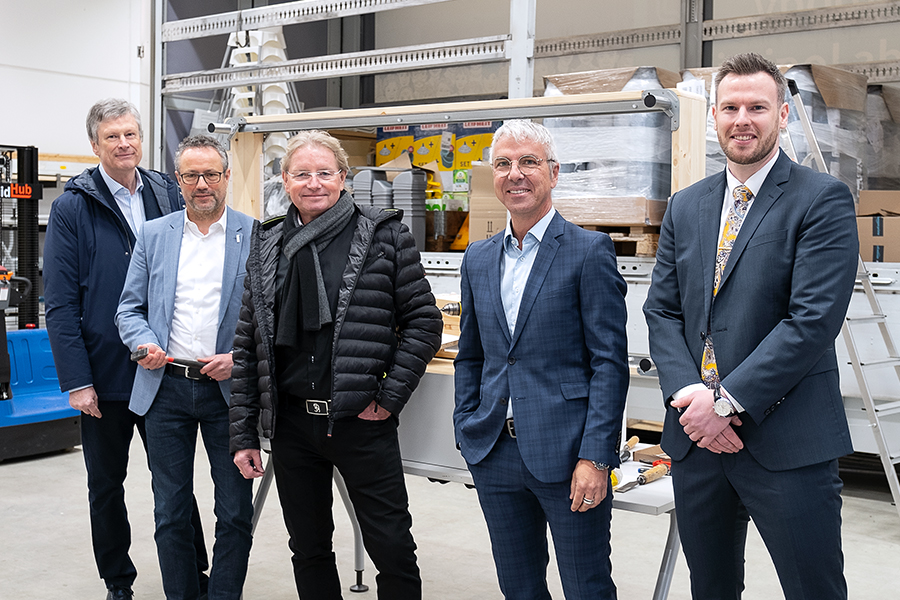 Auf dem Bild sind Dr. Alexander Winkels vom Wirtschaftskreis Erkrath, Sozialdezernent Michael Pfleging, TIMOCOM-Gründer Jens Thi