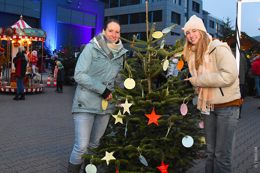 TIMOCOM Mitarbeiterinnen vor dem Wunschbaum (c) TIMOCOM
