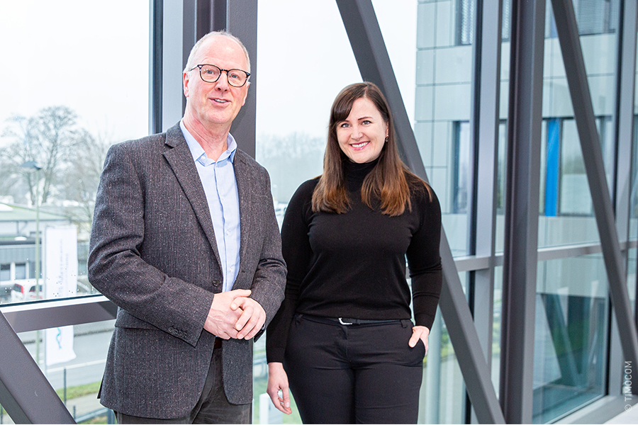 Gunnar Gburek (TIMOCOM) und Dr. Ruzica Susenburger (Kreis Mettmann) stehen auf der Verbindungsbrücke der Gebäude A und B