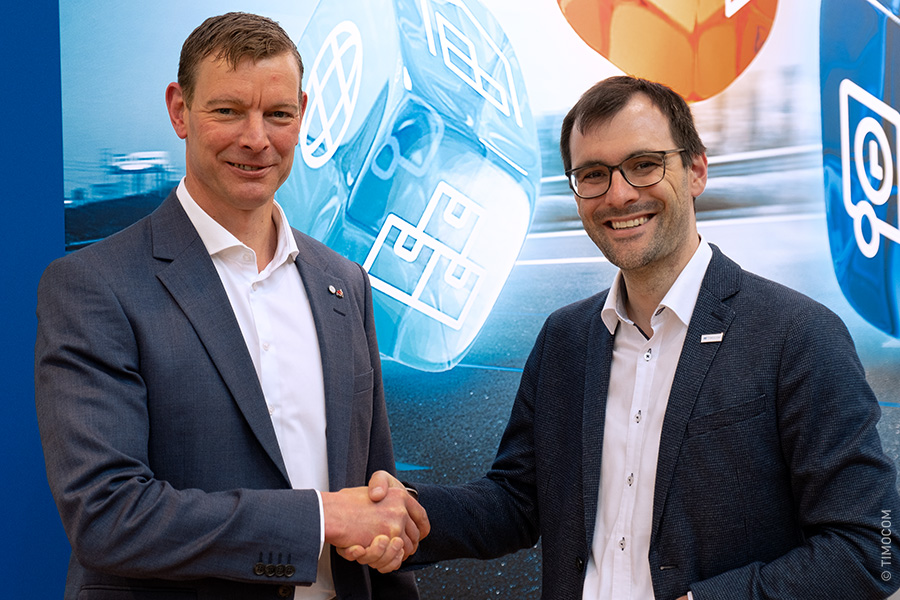 BGL-Vorstandssprecher Prof. Dr. Dirk Engelhardt und TIMOCOM Director Steven van Cauteren geben sich die Hand
