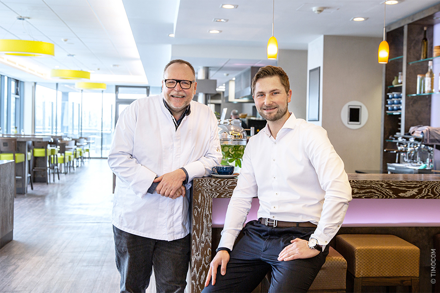 Ingo Hopmann (li.) und Tim Thiermann im gemeinsamen EssZimmer in Erkrath-Hochdahl.