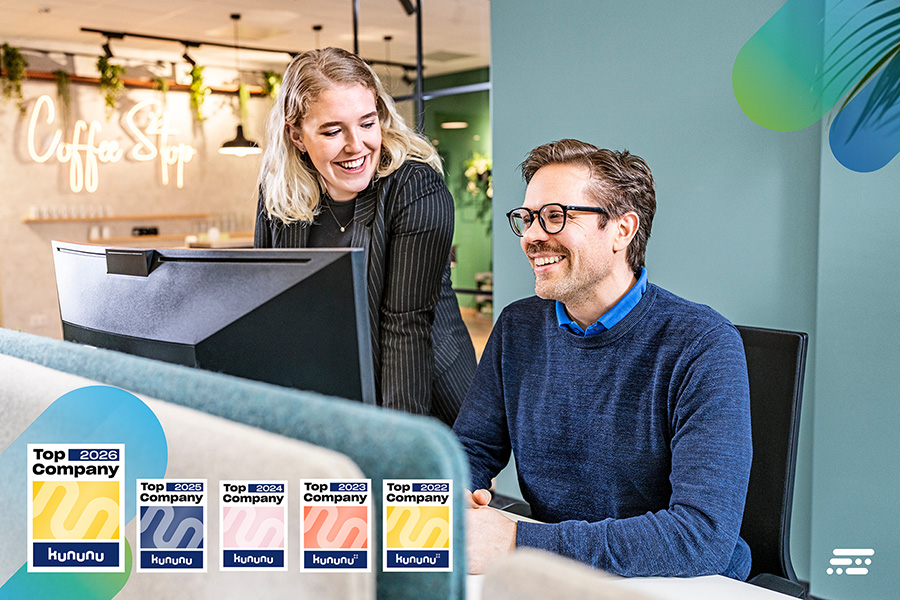 Zwei Mitarbeitende von TIMOCOM besprechen sich vor einem PC